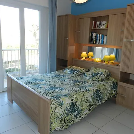 2 Pieces Vue Mer, Acces Plage, Parking - - Fr-1-251-708 * Le Lavandou